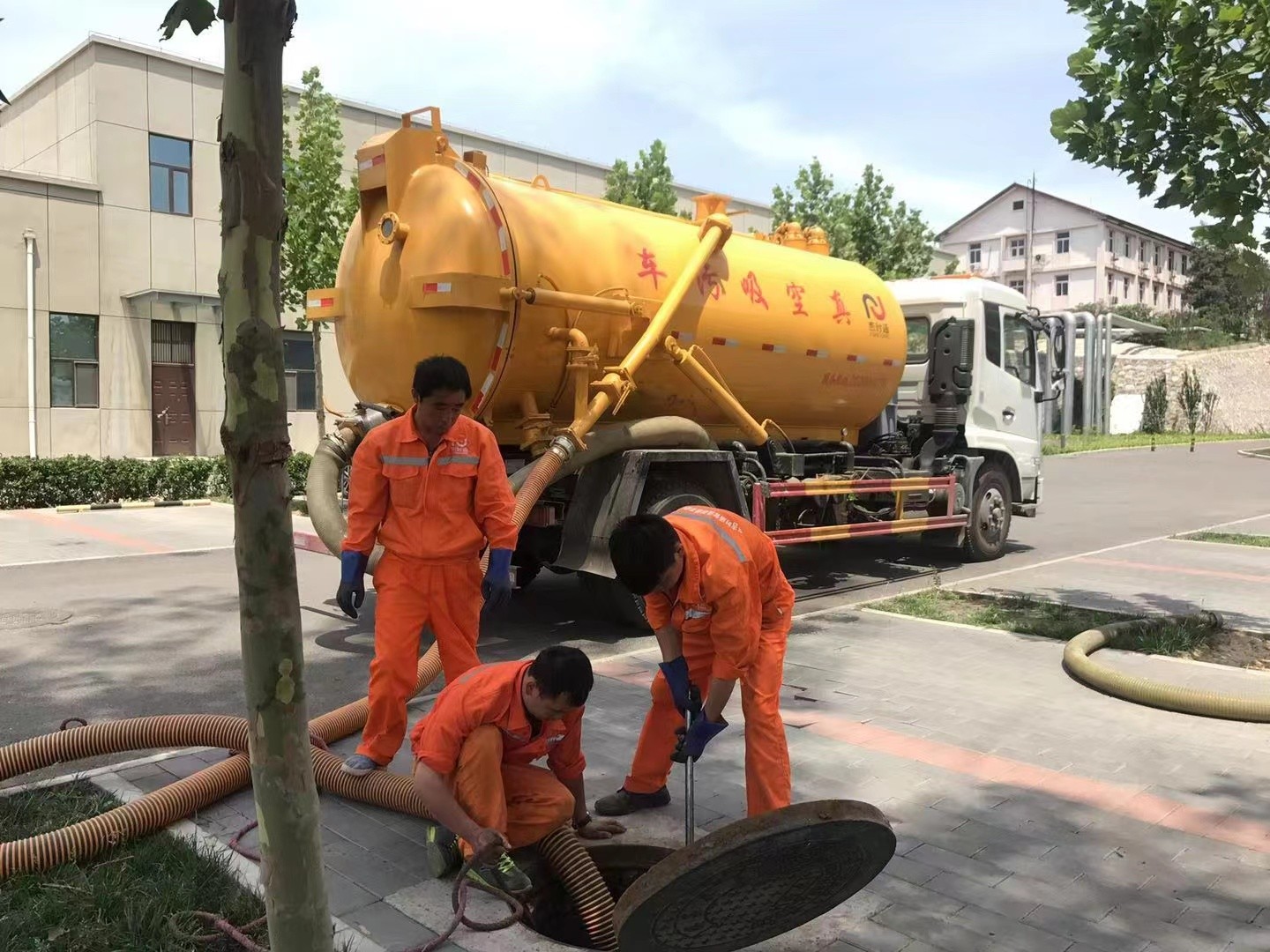 普兰化粪池清理与5-8吨吸粪车施工效率分析